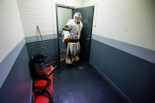 Djurgårdens målvakt Adam Reideborn innan ishockeymatchen