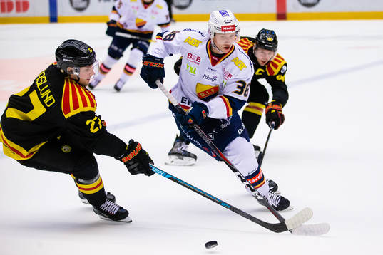 Djurgårdens Albin Lundin  i kamp om pucken Brynäs Emil