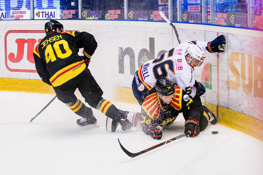 Brynäs Nicklas Danielsson i kamp om pucken Djurgårdens