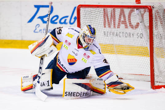 Djurgårdens målvakt Adam Reideborn med en räddning