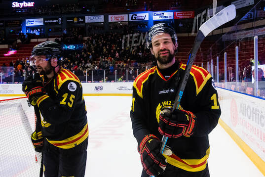 Brynäs Johan Alcén jublar med Simon Bertilsson