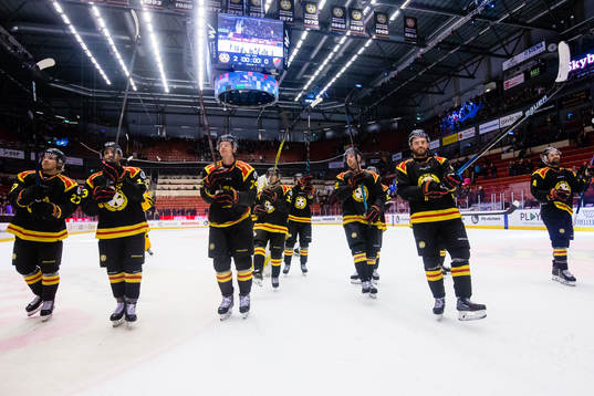 Brynäs spelare Emil Forslund (v), Ryan Gunderson, Nicklas