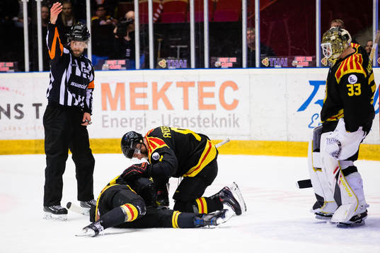 Brynäs Jacob Blomqvist har skadat sig och tittas till av