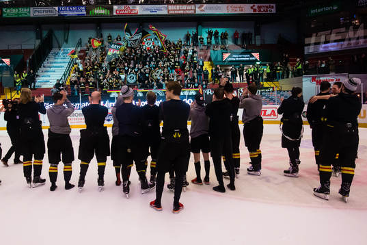 Brynäs spelare jublar med supportrar