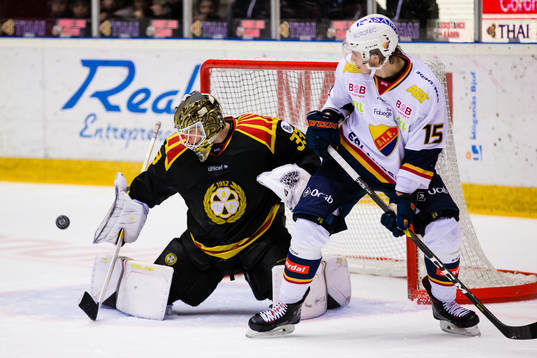 Brynäs målvakt Tomi Karhunen med en räddning bredvid