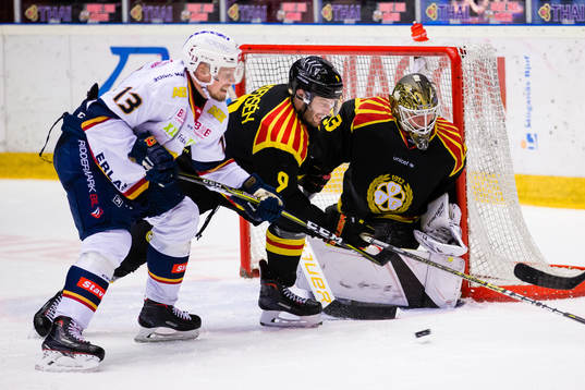 Brynäs målvakt Tomi Karhunen och Niclas Andersén räddar