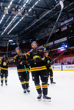Brynäs Robert Kousal jublar med lagkamrater