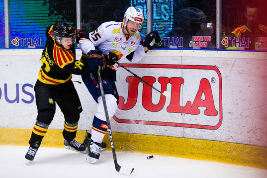 Djurgårdens Alexander Urbom och Brynäs Daniel Mannberg