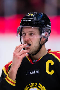 Brynäs Jacob Blomqvist med en munskydd