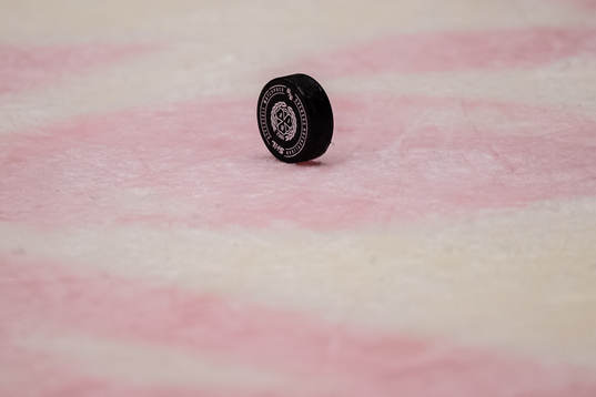 En puck med Brynäs klubbmärke på isen