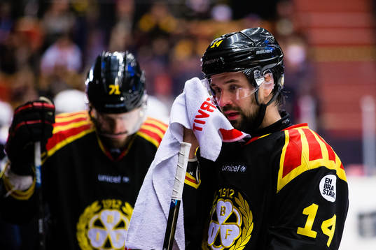 Brynäs Johan Alcén deppar med Robert Kousal i bakgrunden