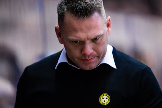 Brynäs assisterande tränare Mikael Holmqvist deppar