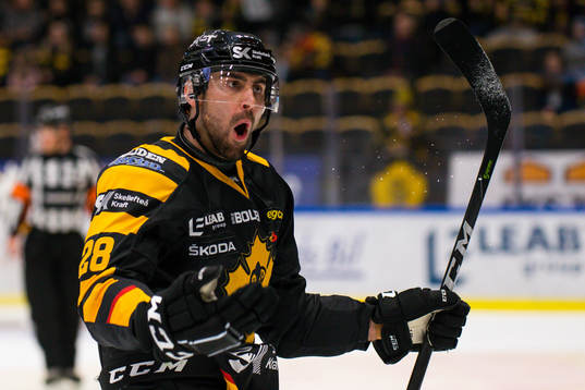 Skellefteås Johan Alm skriker på Jimmie Ericsson att