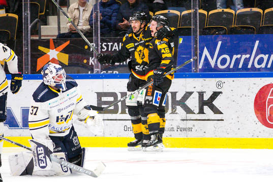 Skellefteås Mathis Olimb och Jimmie Ericsson jublar