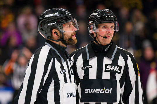 Linjedomarna Emil Yltyinen och Johannes Käck