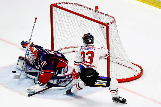Linköpings målvakt Jonas Gustavsson räddar en straff