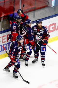 Linköpings spelare jublarefter mål 1-0 av Linköpings