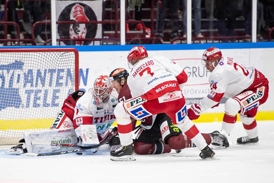 Malmö Redhawks Emil Sylvegård framför Timrås målvakt