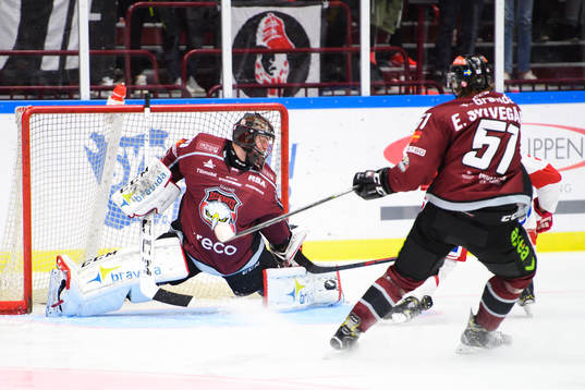 Malmö Redhawks målvakt Oscar Alsenfelt räddar