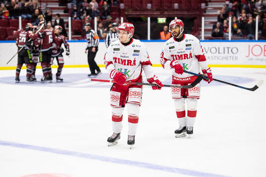 Timrås spelare deppar medan Malmö Redhawks spelare jublar