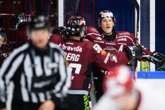 Malmö Redhawks Emil Sylvegård  jublar med lagkamrater