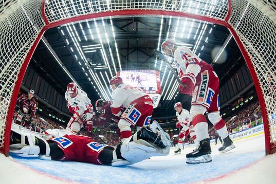 Malmö Redhawks Emil Sylvegård  framför Timrås målvakt