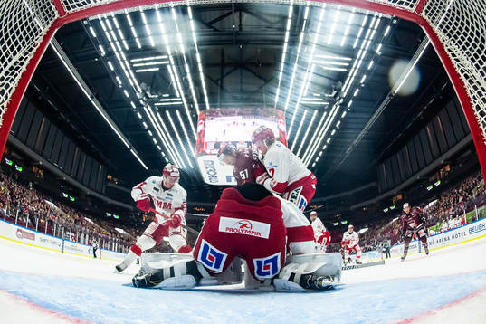 Malmö Redhawks Emil Sylvegård  framför Timrås målvakt