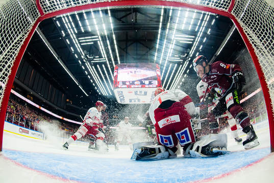 Malmö Redhawks Frederik Storm framför Timrås målvakt