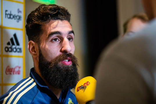 Jimmy Durmaz blir intervjuad i