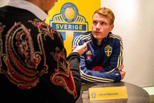 Oscar Hiljemark blir intervjuad i