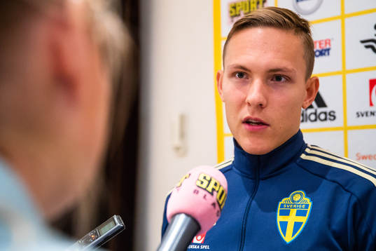 Ludwig Augustinsson blir intervjuad i