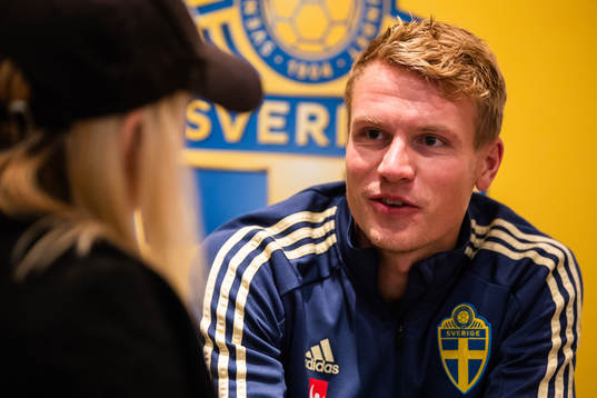 Oscar Hiljemark blir intervjuad i