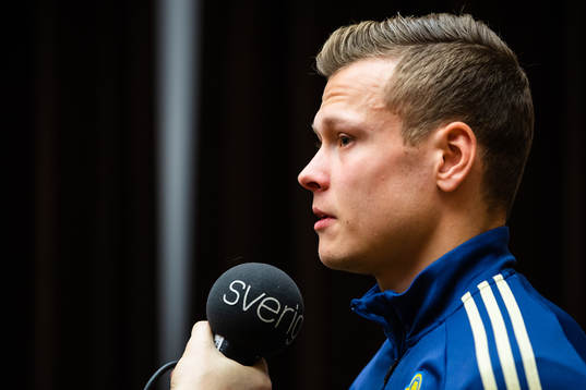 Victor Claesson blir intervjuad i
