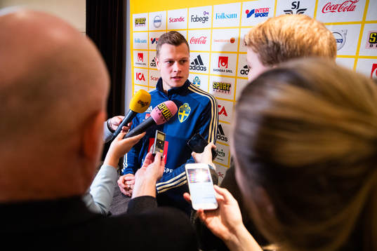 Victor Claesson blir intervjuad i