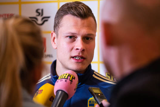 Victor Claesson blir intervjuad i