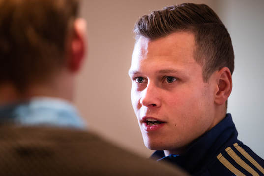 Victor Claesson blir intervjuad i