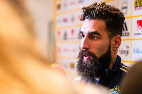 Jimmy Durmaz blir intervjuad i