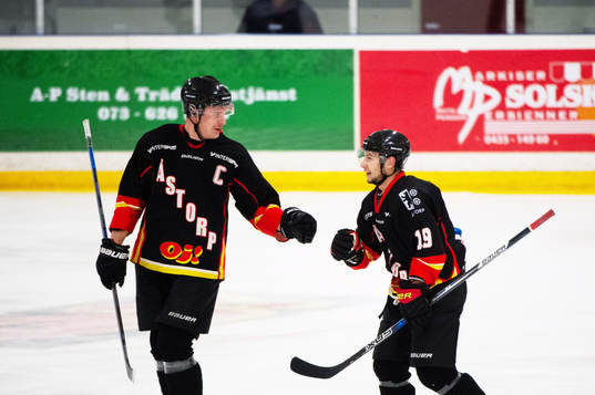 Åstorps Johan Johansson och Tyler Quintos jublar