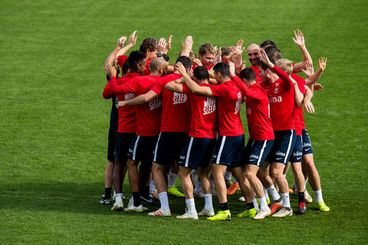 Sigurd Rosted, Tore Reginiussen and the players of Norway