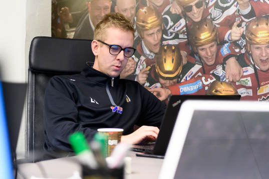 Frölundas videotränare Erik Lignell innan en