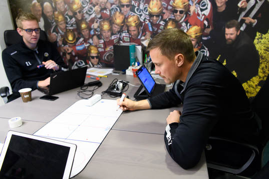 Frölundas videotränare Erik Lignell och tränare Roger