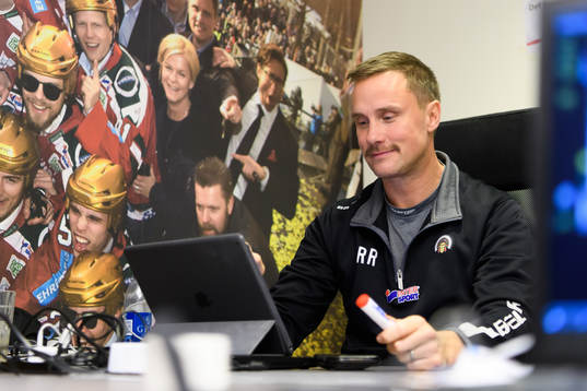 Frölundas tränare Roger Rönnberg innan en