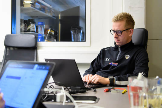 Frölundas videotränare Erik Lignell innan en