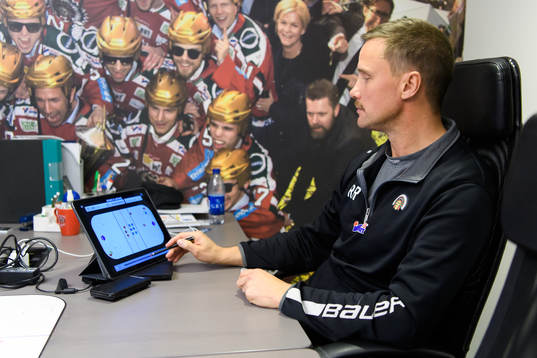 Frölundas tränare Roger Rönnberg innan en