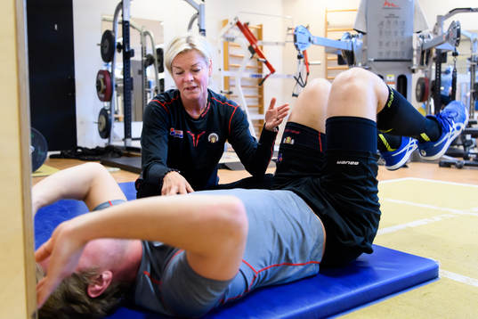 Frölundas rehabkoordinator Stina Hedin innan en