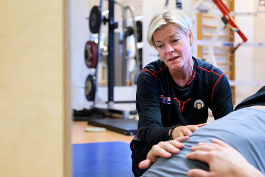 Frölundas rehabkoordinator Stina Hedin innan en