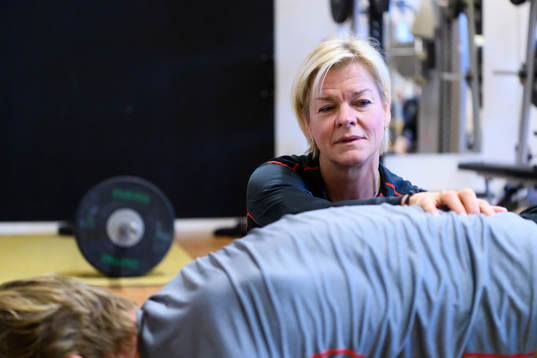 Frölundas rehabkoordinator Stina Hedin innan en