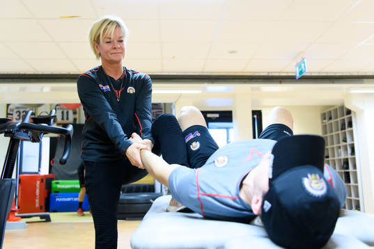 Frölundas rehabkoordinator Stina Hedin innan en