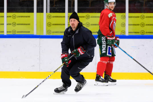 Frölundas skridskotränare Andreas Larsson innan en