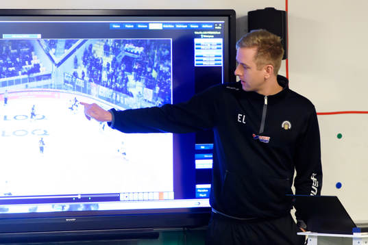 Frölundas videotränare Erik Lignell innan en
